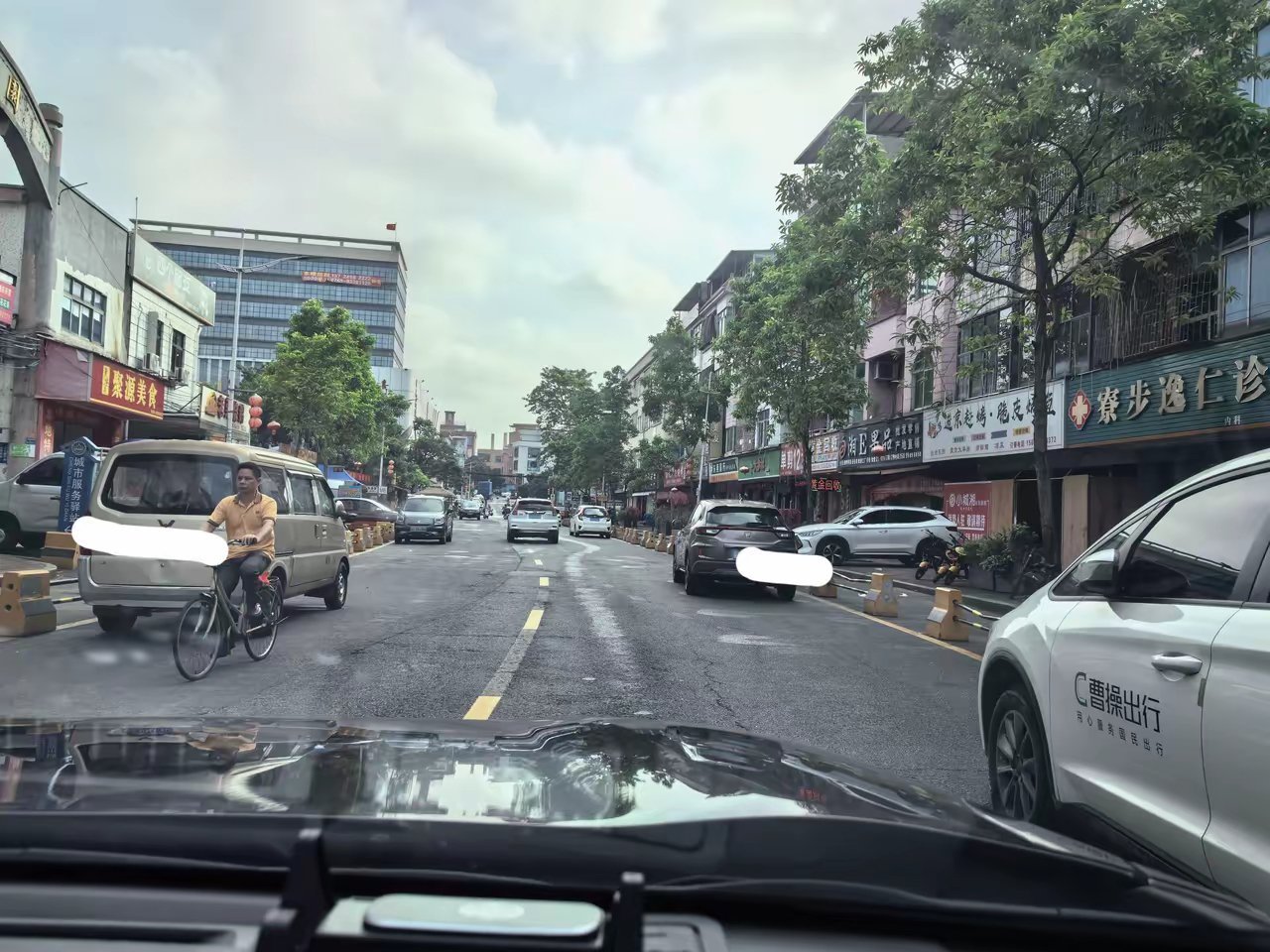 看看吧！这就是万亿之城、制造之都东莞现在的路况！本来双向四车道，现在一边用石墩拦