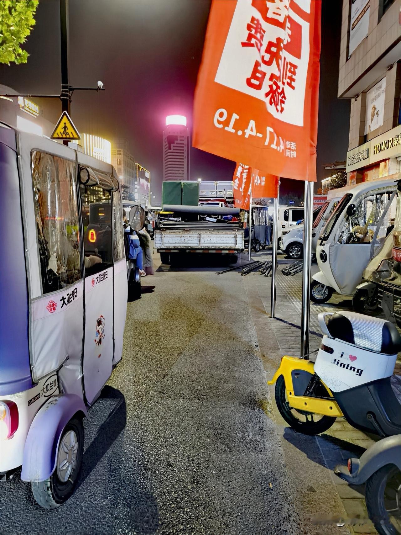 【济宁一家电搞促销，却给市民出行添堵】4月17日晚，济宁太白路九龙家电门口，货车