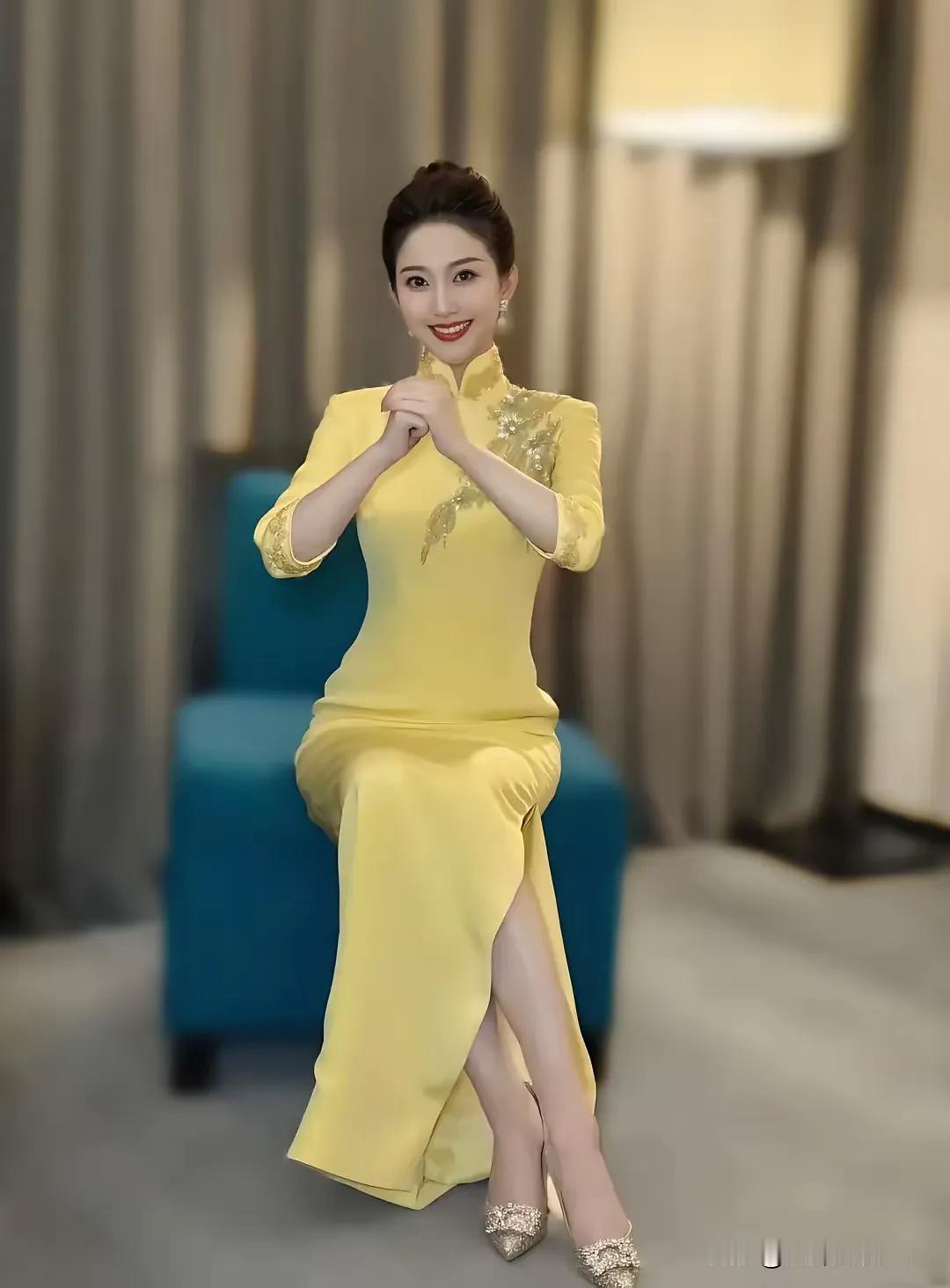 富贵荣华如过眼，
绫罗绸缎似烟云。
横批：《过眼与烟云》