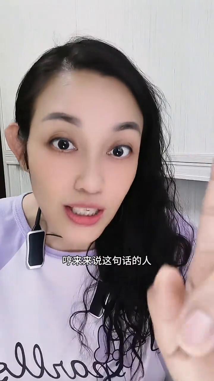 河南省运会开幕式彩排现场，志愿者突然扔掉手中火炬。组委会：她上场时火调得稍微有点