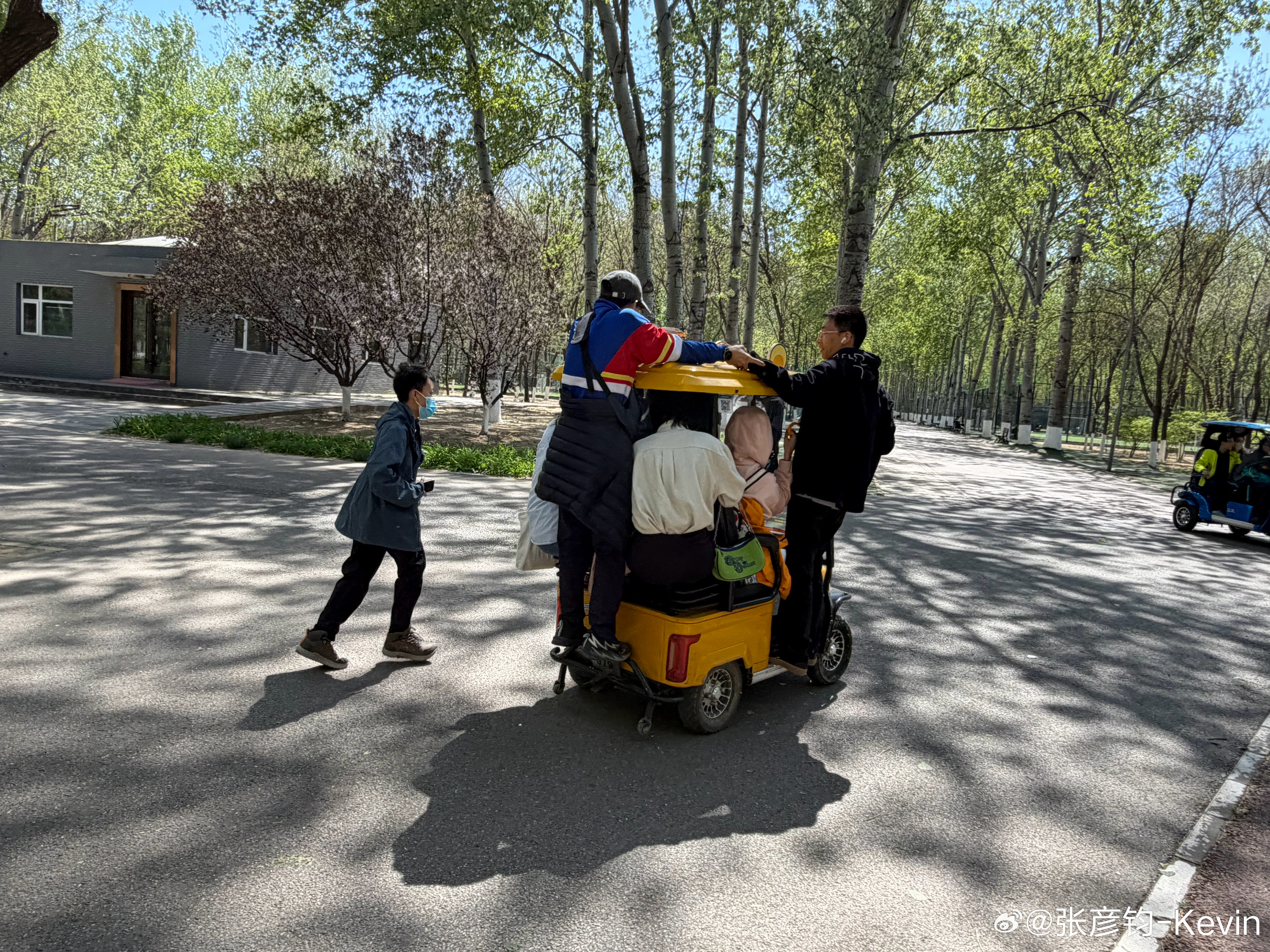 昨天在成都吃了太多好吃的，早上起来在马桶上度过了痛苦的5分钟，算了算热量摄入，好