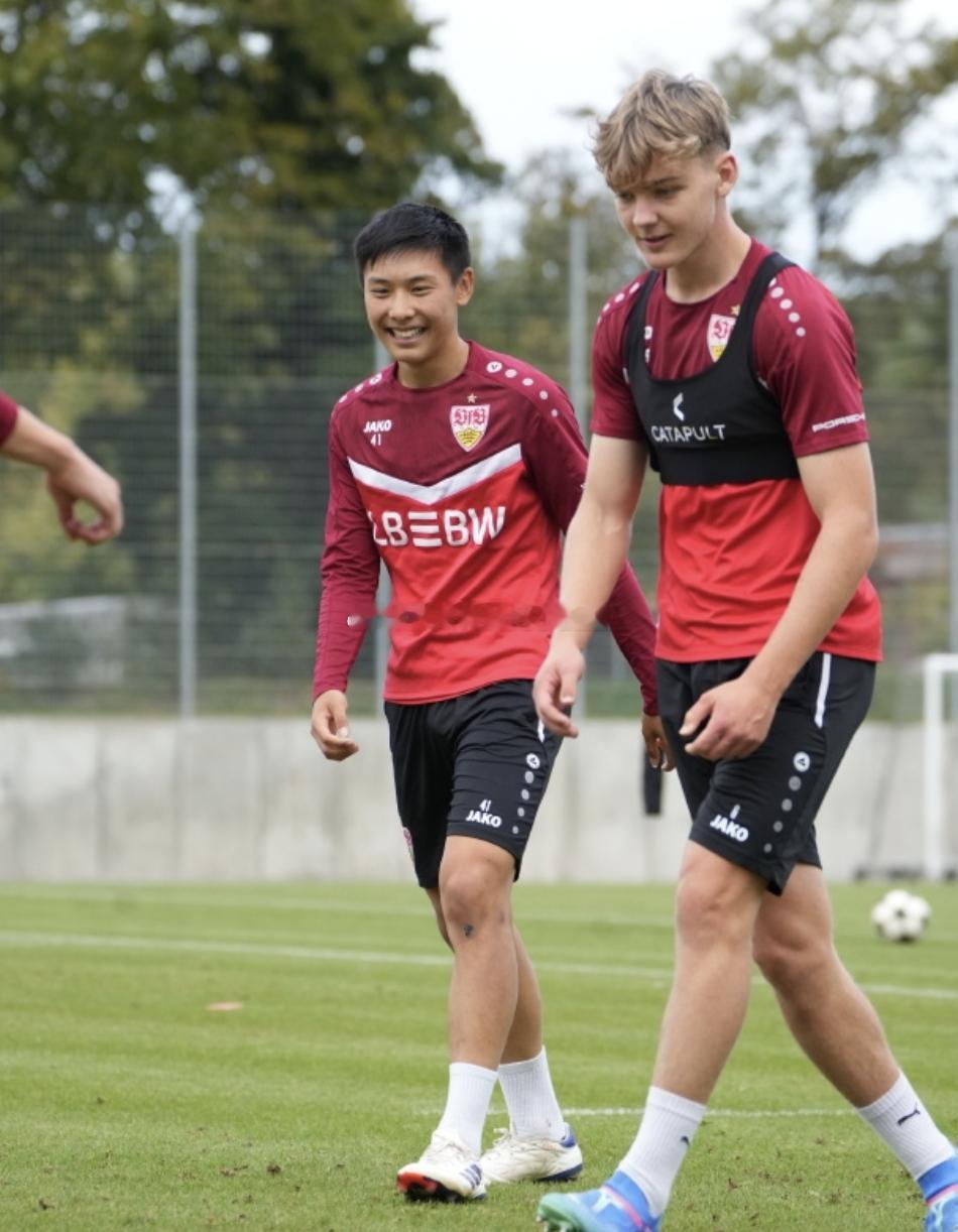 巴登-符腾堡州 德国U19足协杯 斯图加特4-0战胜阿尔默斯巴赫17岁中国球员谢