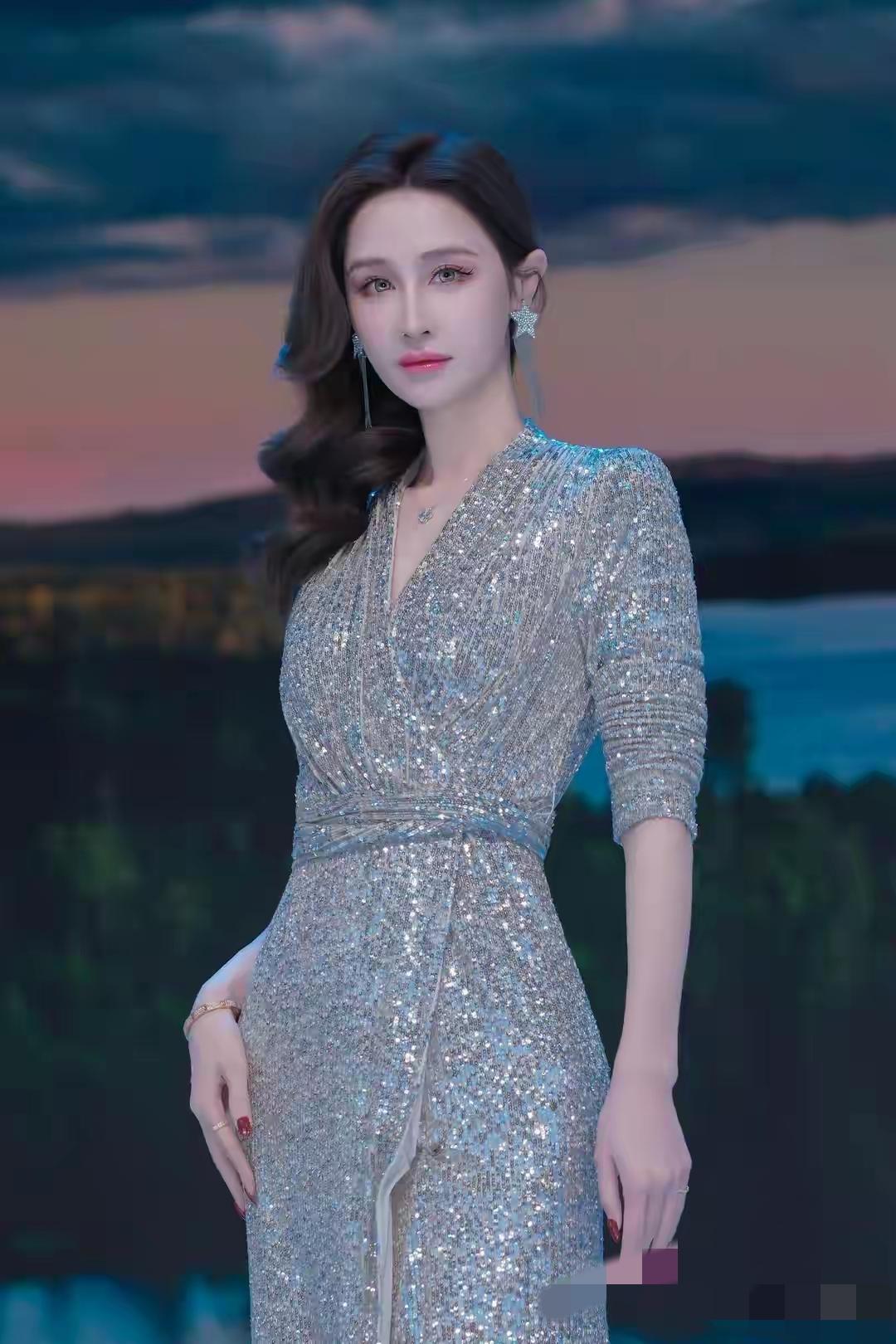 顶级车模王琳：
179cm黄金比例身材的魅力女神
在竞争激烈的车模圈
提起“顶级