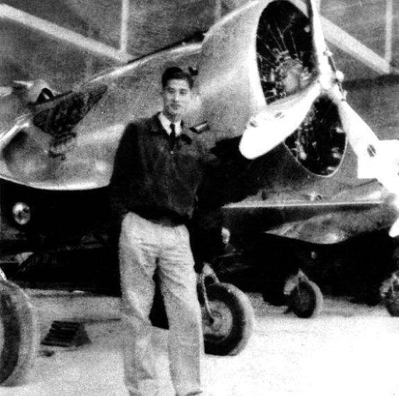 1937年，年仅26岁的飞行员张锡祜坠机身亡，他的父亲张伯苓得知噩耗后却拍手大叫
