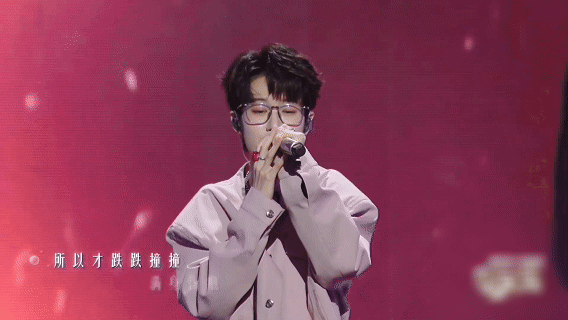 宋亚轩旁边的居然是陈果宋亚轩和陈果同框太惊喜！小时候的陈果超可爱，如今短发气质绝