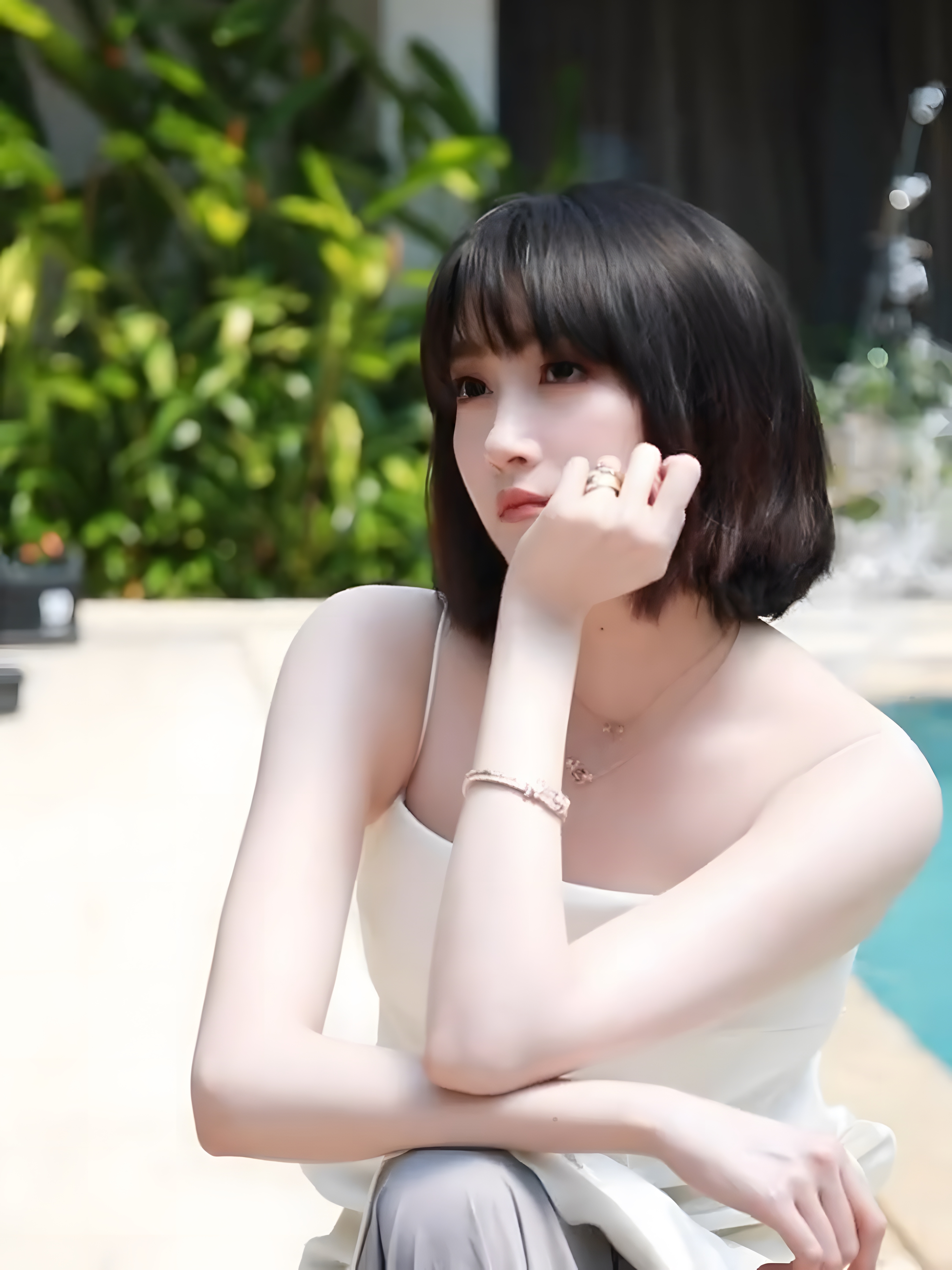 关晓彤白吊带齐肩短发清新甜美 ​​​