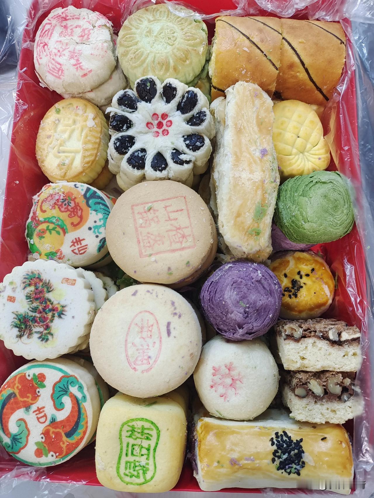 朋友从北京带过来的糕点，好喜欢那几个带有图案的呀[呲牙]