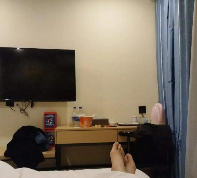 在广西某城市的一家酒店里，一场看似普通的情人约会，最终以悲剧收场。66 岁的男子