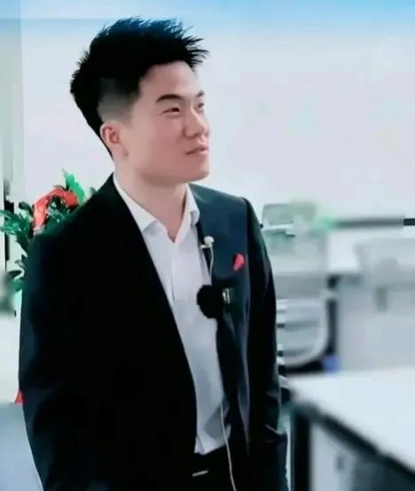 董宇辉搬新家了，易中天打趣他跟俞敏洪：你们俩厉害呀，两年后，与辉同行又是一家上市