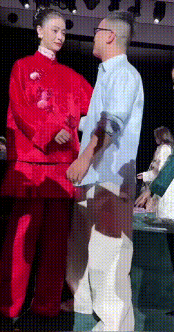 一声尖叫藏不住慌乱！蒋欣明显被吓到，该行为实在没有边界感