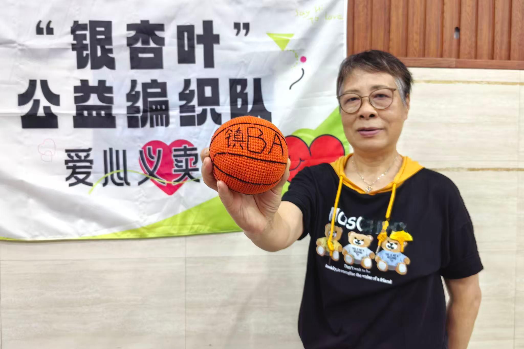 宁波退休阿姨巧手编织五年筹四万爱心善款 宁波镇海银杏叶公益编织队五年坚持义卖行善