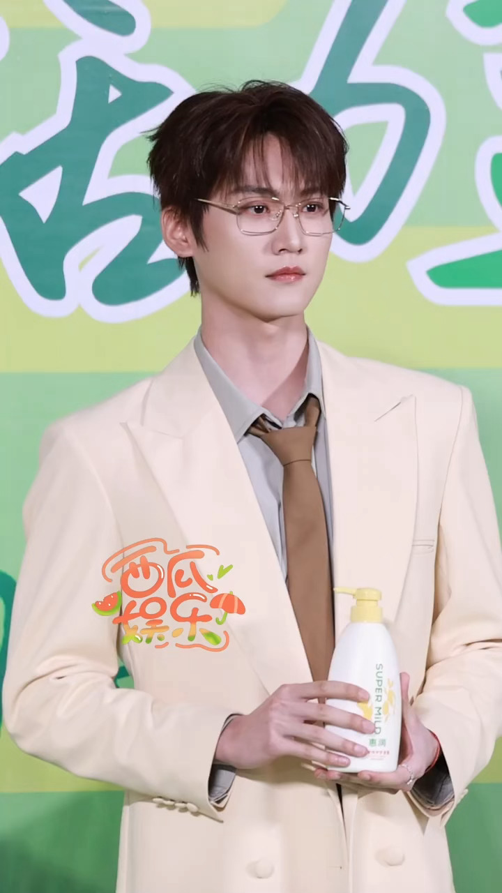 淡淡的…散发茶叶香气的柯宇🍃周柯宇奶黄西装造型