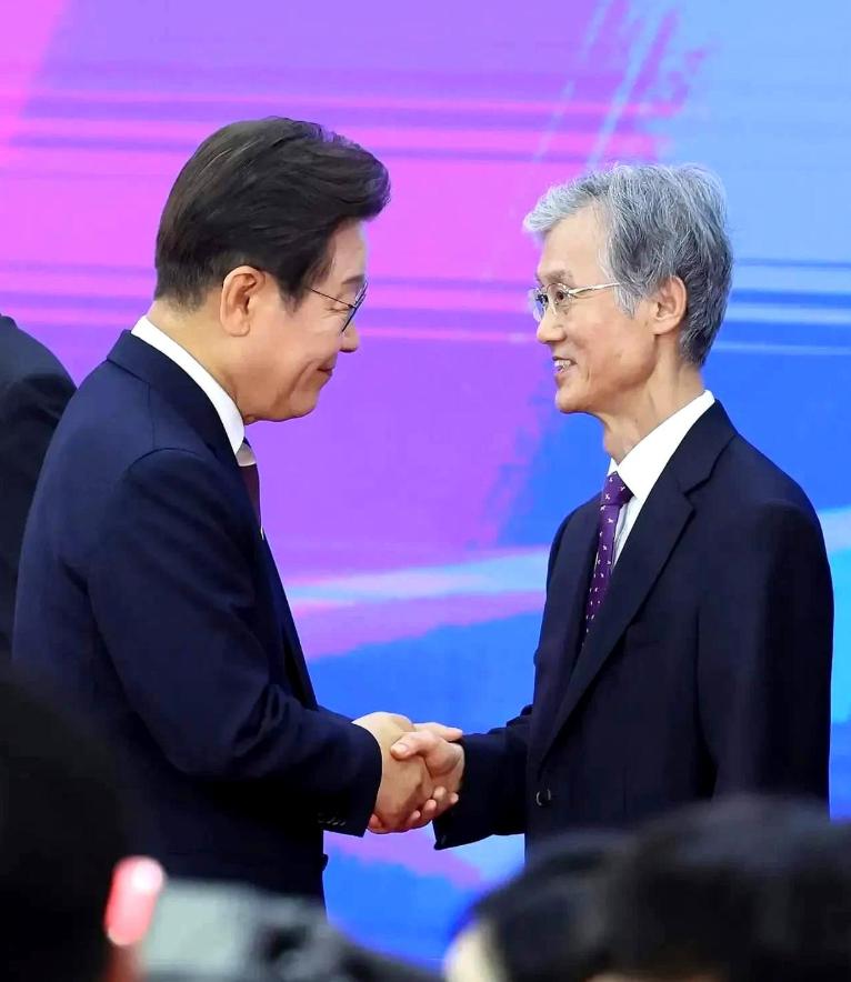韩国大法院院长曹喜大硬刚总统李在明！在出席国会对他的审查时，曹喜大当场拒绝按议员