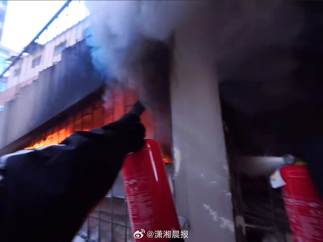 【您的骑手正在救火！宁波#外卖员回应抄灭火器装水枪直扑火场#，数百万网友点赞】近