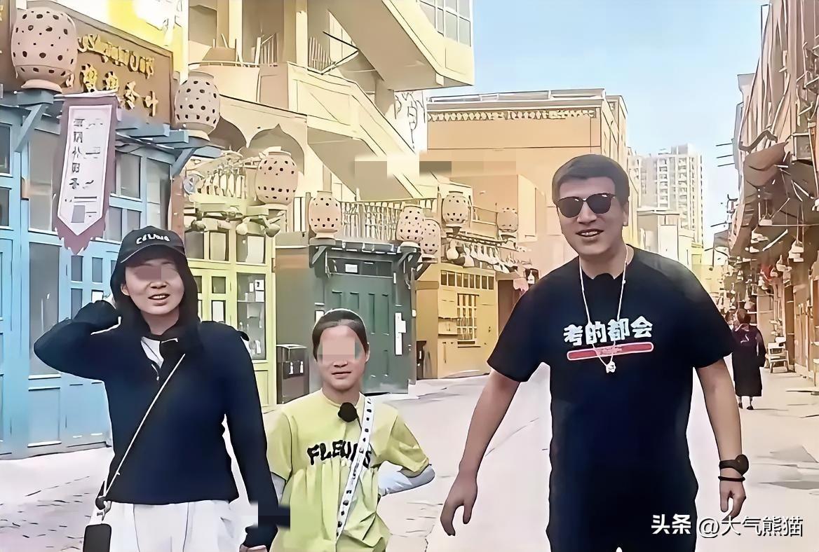 张雪峰的离开，最难受的就是这两个女人。
一个是河南师范大学历史文化学院副教授，一