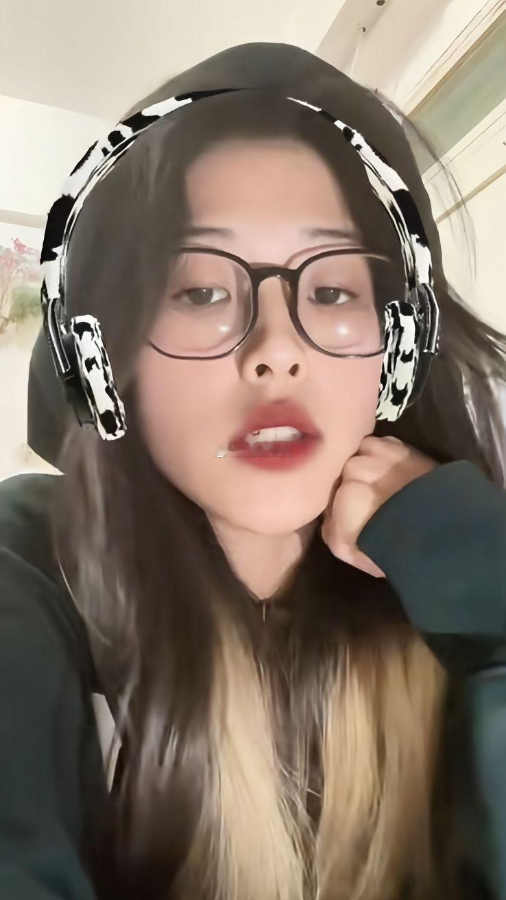 成都21岁网红歌手被男友出租屋杀害，凶手只判了个死缓。死后一年多，他的父亲终于打