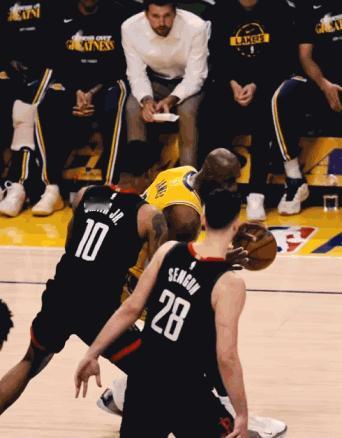 昨天詹姆斯做这个动作前，还有一个假传，你是不是第一次见？