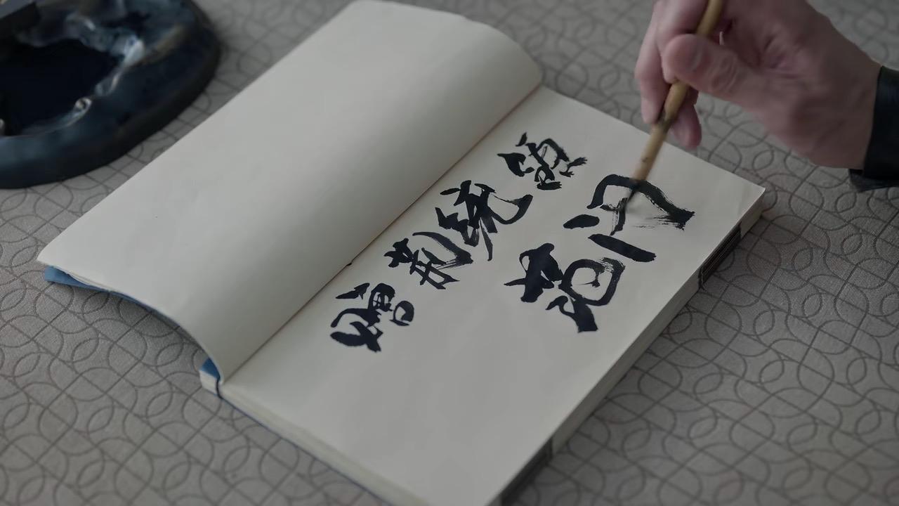 庆余年我每次看到这一段都笑得肚子都疼，庆国的大皇子，每次看范闲签名的时候都是满脸