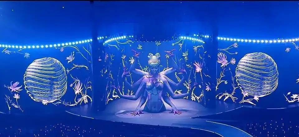 前排那个男人，在“血娃娃”升起的第三秒，起身离席。
不是去洗手间。
是攥着那张1