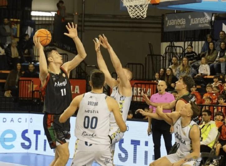 余嘉豪辗转五趟航班奔波2.8万里驰援男篮，2米21高塔火线归队，为国出征不负使命