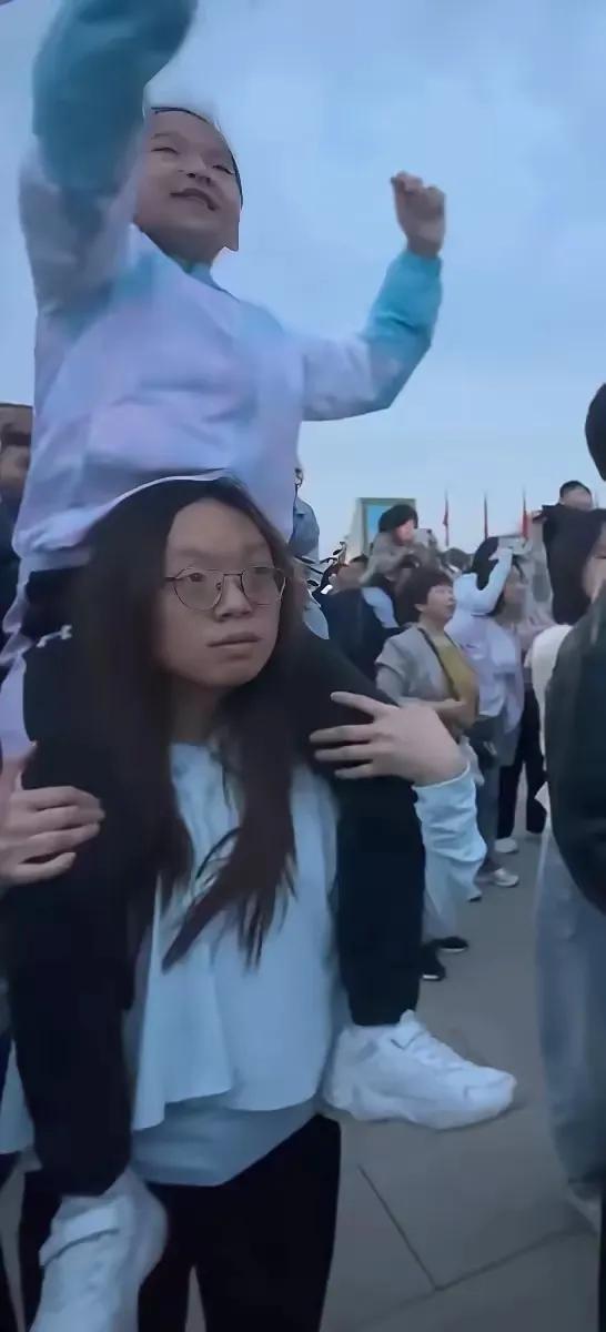 小小年纪的大妹，扛起了整个的家,大妹本应是在父母怀里撒娇的孩子，却因家庭变故，小