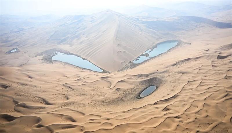 阿拉善丨世界自然遗产巴丹吉林沙漠成为游客热门打卡地
驾车穿梭在连绵起伏的沙山间，