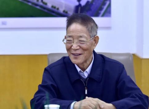 “我老了，不需要那么多钱。”2020年，一生抠门的大学教授王泽霖，却大手一挥捐出