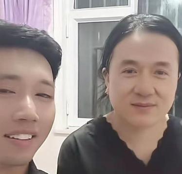 一位网友晒的一张与妻子的合照！