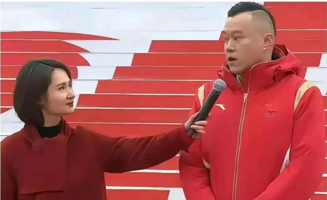一样的采访，两种姿态！
 
不少网友发现陈璇采访国内运动员和外籍嘉宾时，画面姿态