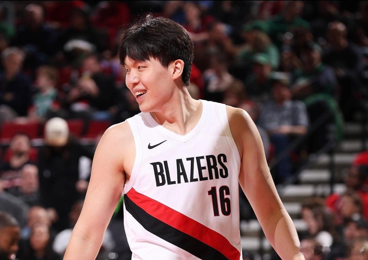 2025 年，对于杨瀚森与中国篮球而言，注定是浓墨重彩的一年。时隔多年，中国篮坛