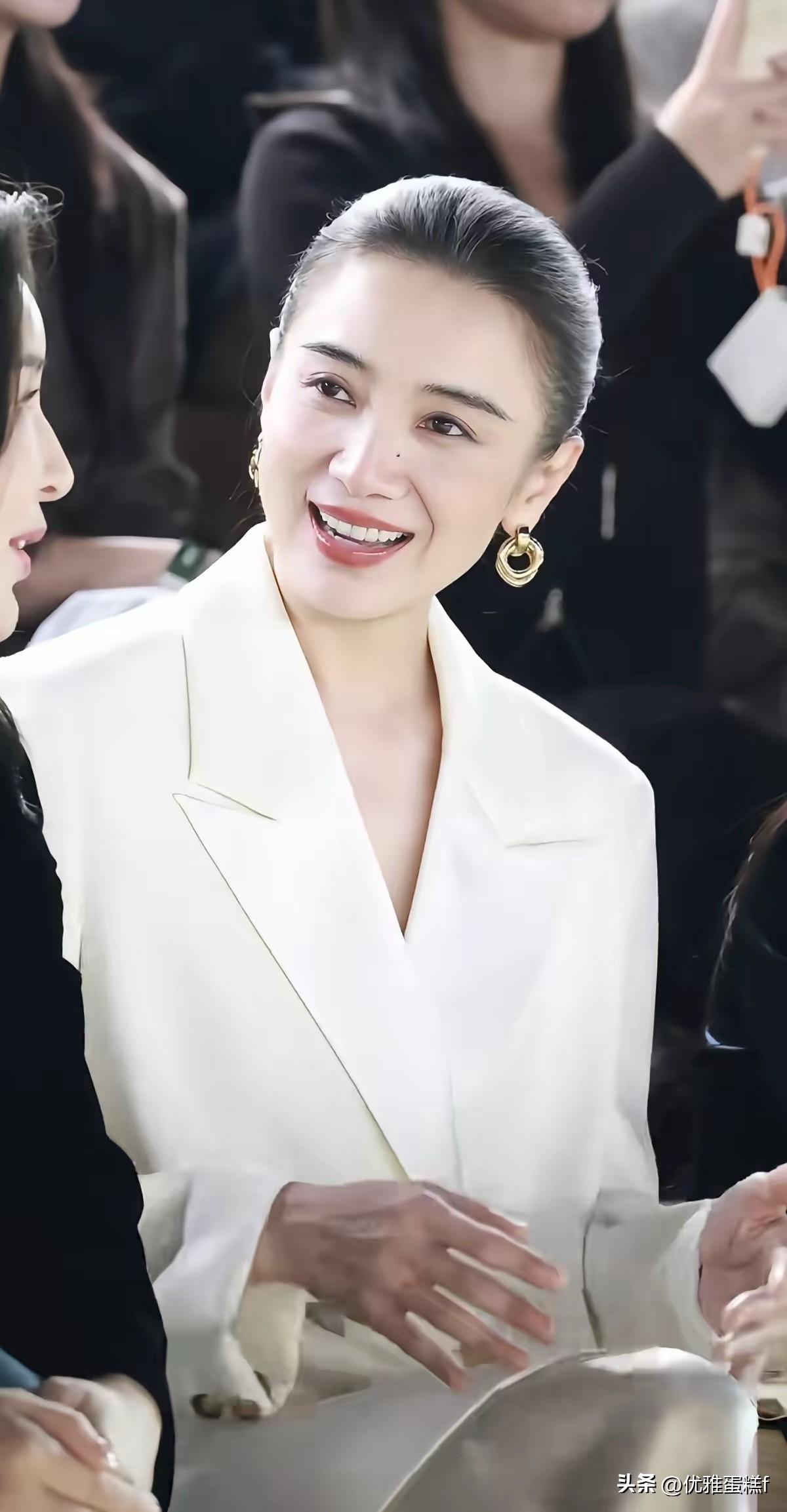 总感觉宋佳不对劲，
她都45岁人了，
胸部下垂，腰腹部赘肉，体态发福，这些都没有