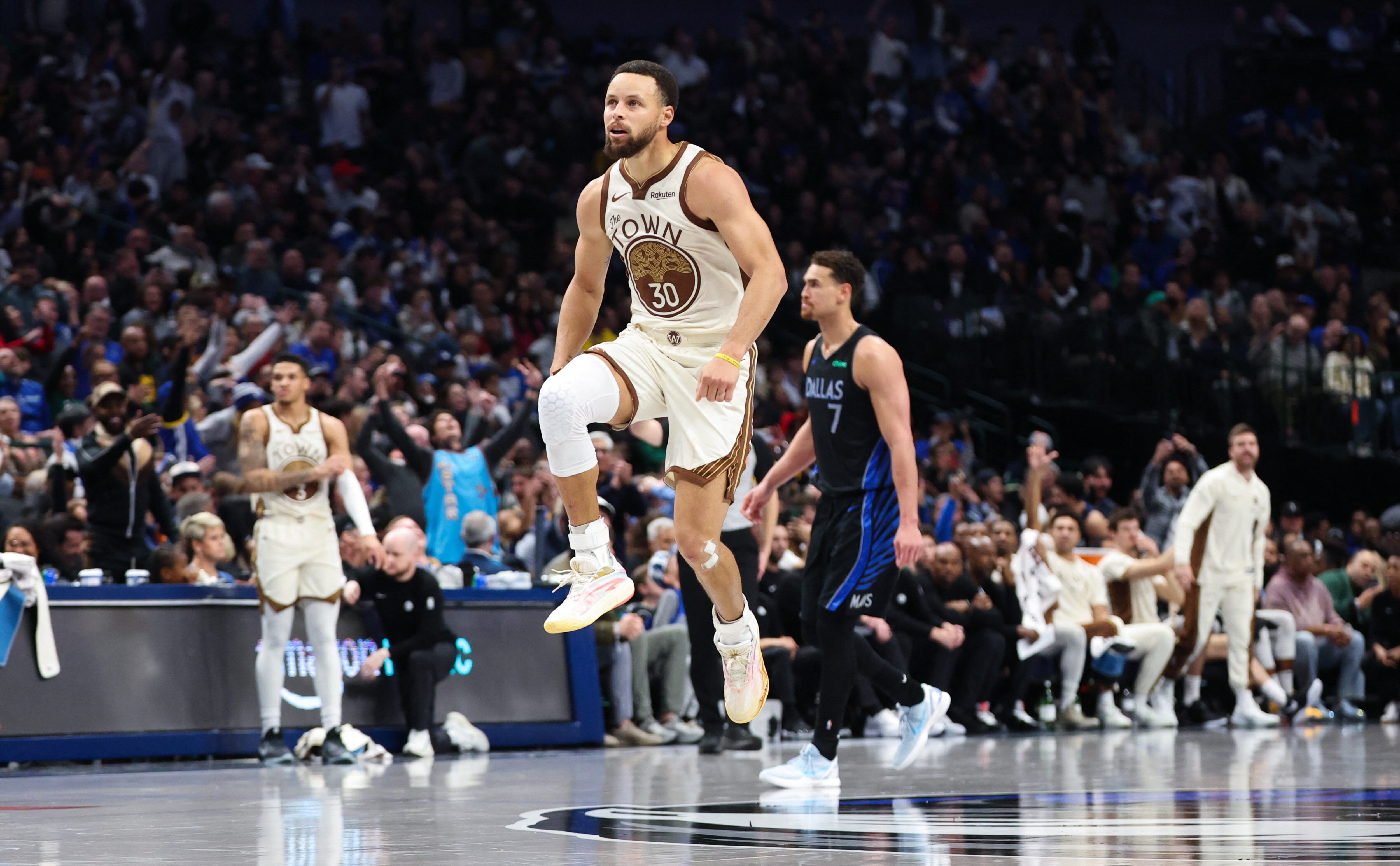 生日场支持一下，座位特意挑的，虽然不是最佳观赏位奇迹梦之队库里和我的看球青春