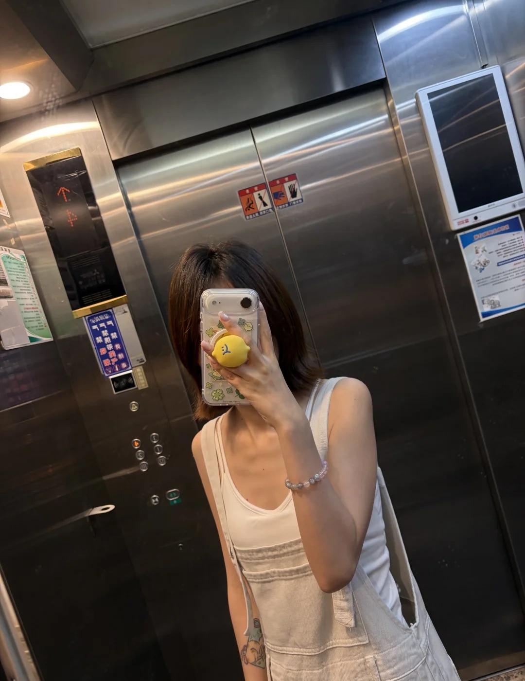 嗨萧山
白色小背心 短发穿搭
