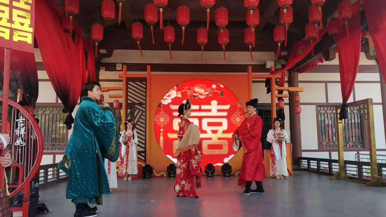 红衫翠袖，锣鼓喧天！一场宋朝婚礼穿越千年！新郎簪花，新娘却扇，三揖三让间是《礼记