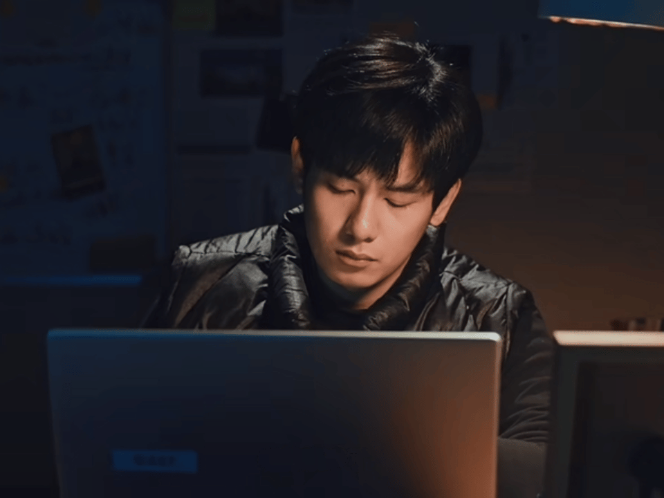 刘诗诗胡先煦醉梦预告 刷到刘诗诗谈角色，说沈乐水是“真相的追光者”，预告里她冒雨