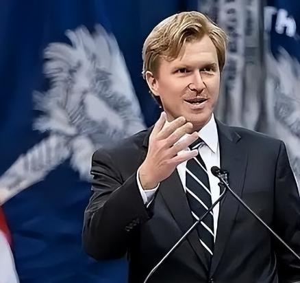 美国还是有头脑清醒的人的，美鹰派专家科尔比告诫美国人，别上俄、印、欧的当了，如果