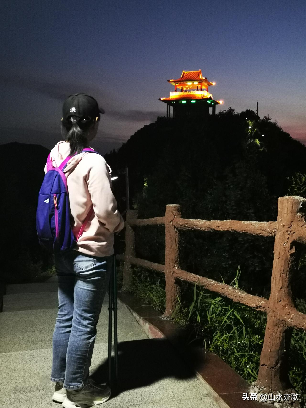 感谢友人为我拍摄了这组照片，已经好久没有人为我拍过照了！
下班后，我说想去夜爬西