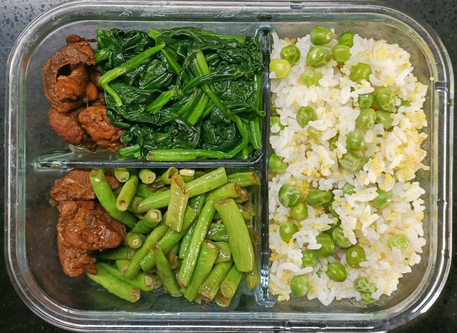 #儿子的午餐# 职场人#带薪养生指南##这个问题吃什么# 豌豆二米饭，焯拌菠菜(