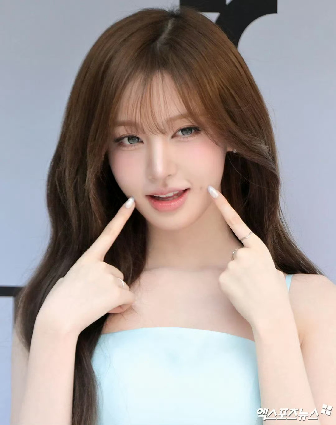 今天出席品牌快闪活动的IVE LIZ颜值状态…绝美公主nim