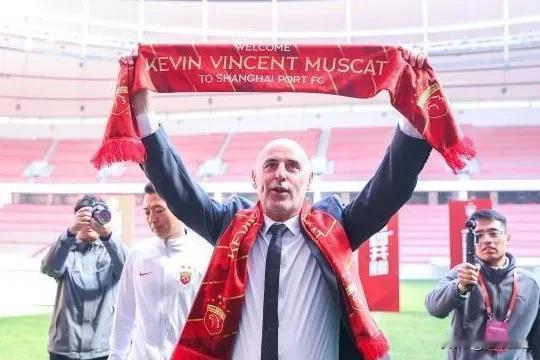 中超巨无霸，超巨星终老海港，韦世豪“复婚”，上海海港新赛季阵容超级恐怖。
  中