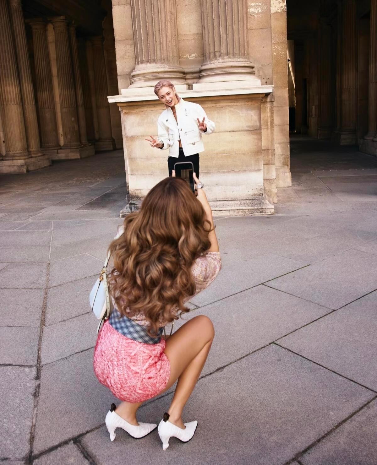 好喜欢Lisa和Felix这种活人感～好像我们和闺蜜一起的互拍，爱了爱了～ 