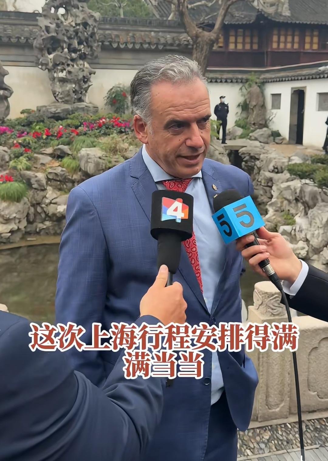 乌拉圭总统奥尔西，谈起上海连连称赞：“这里太厉害了！”

他说上海行程安排得满满