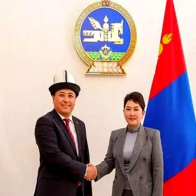 现在蒙古国人会不会后悔当年独立？实际上他们后悔了，后悔没把内蒙一块拿走。外蒙古与