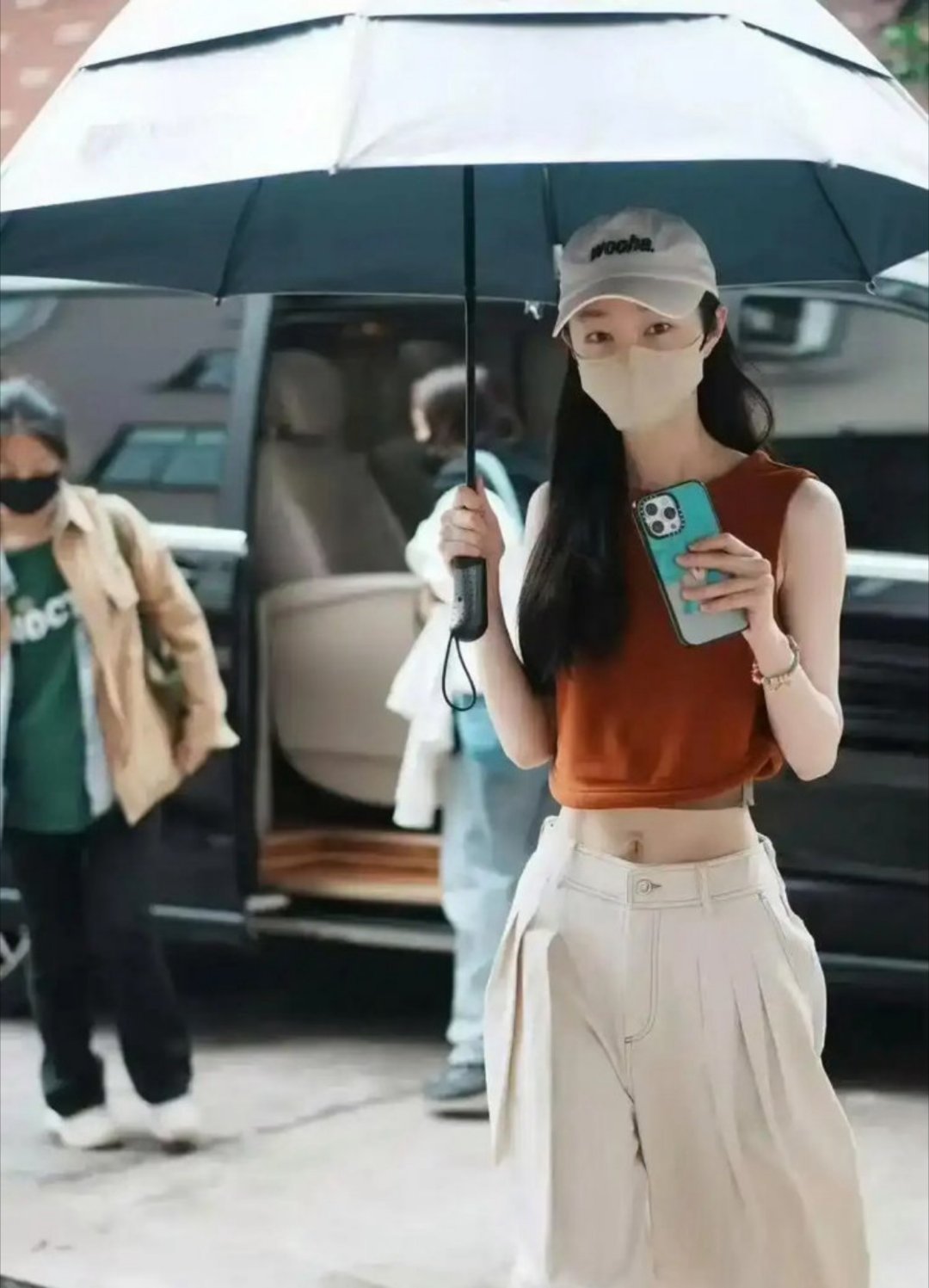 看着宋轶紧紧束缚的腰带，才懂内娱对女星身材有多苛刻 