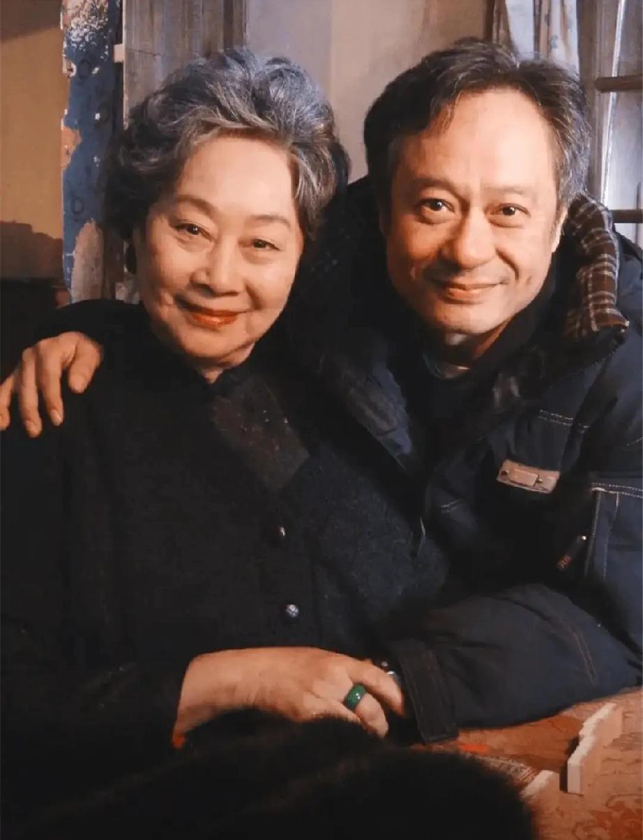 星二代梦幻联动！何猷君儿子幼儿园毕业，与古巨基儿子同台太养眼
 
   近日，何