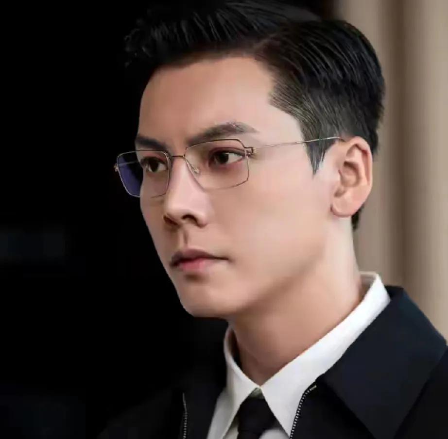 陈伟霆，这位凭借《古剑奇谭》等佳作在娱乐圈站稳脚跟的男神，感情路却波折不断。与杨