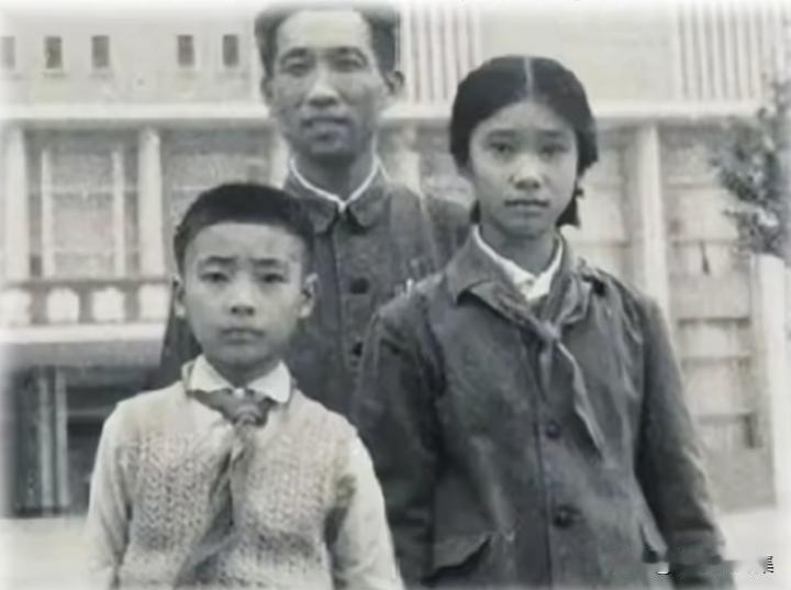 上世纪七十年代，如今的央视新闻主持人康辉童年时和父亲、姐姐的一张珍贵留影。父亲常