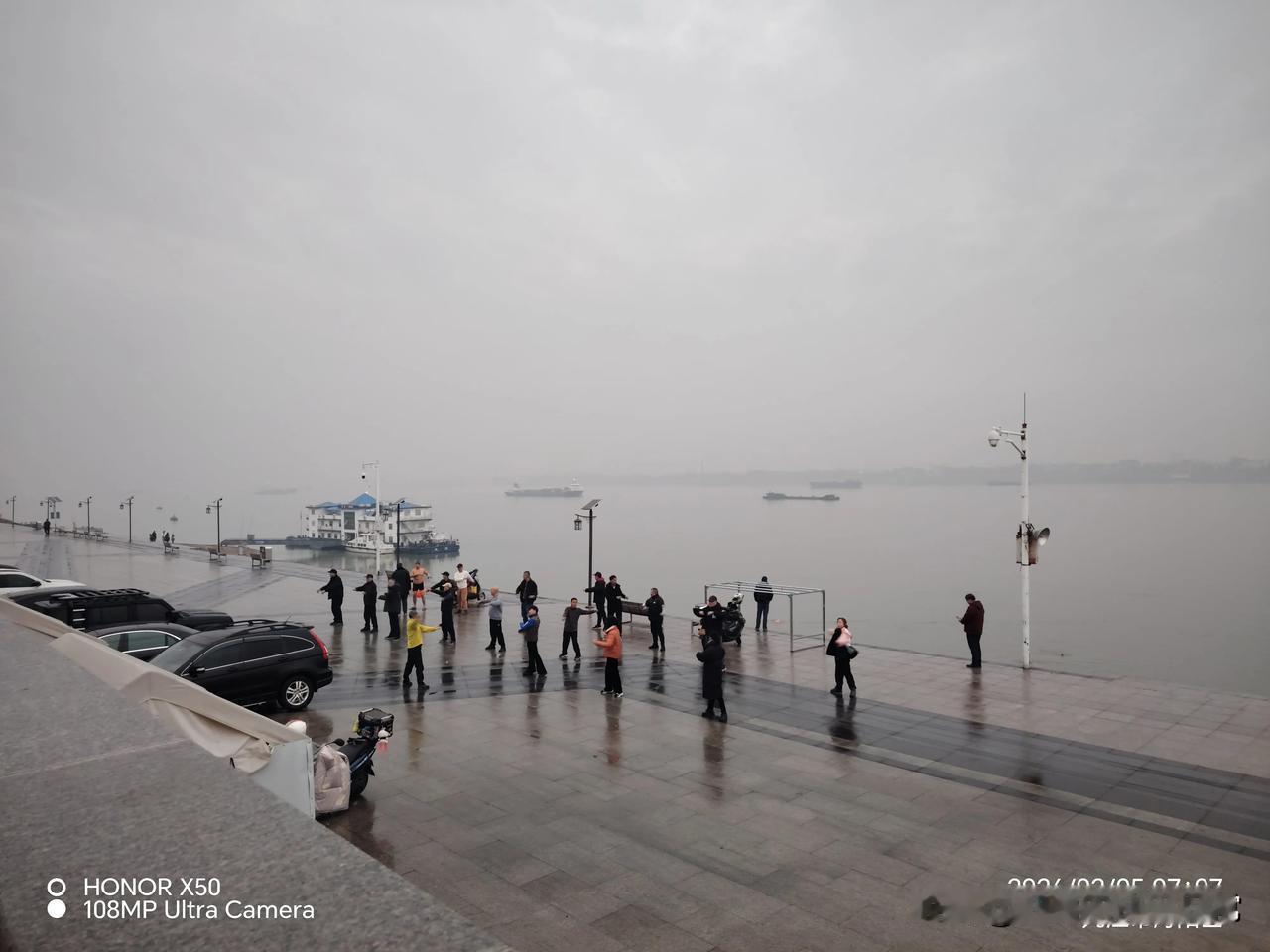 天南地北大拜年2月5日长江岸边晨练冬泳爱好者准备活动