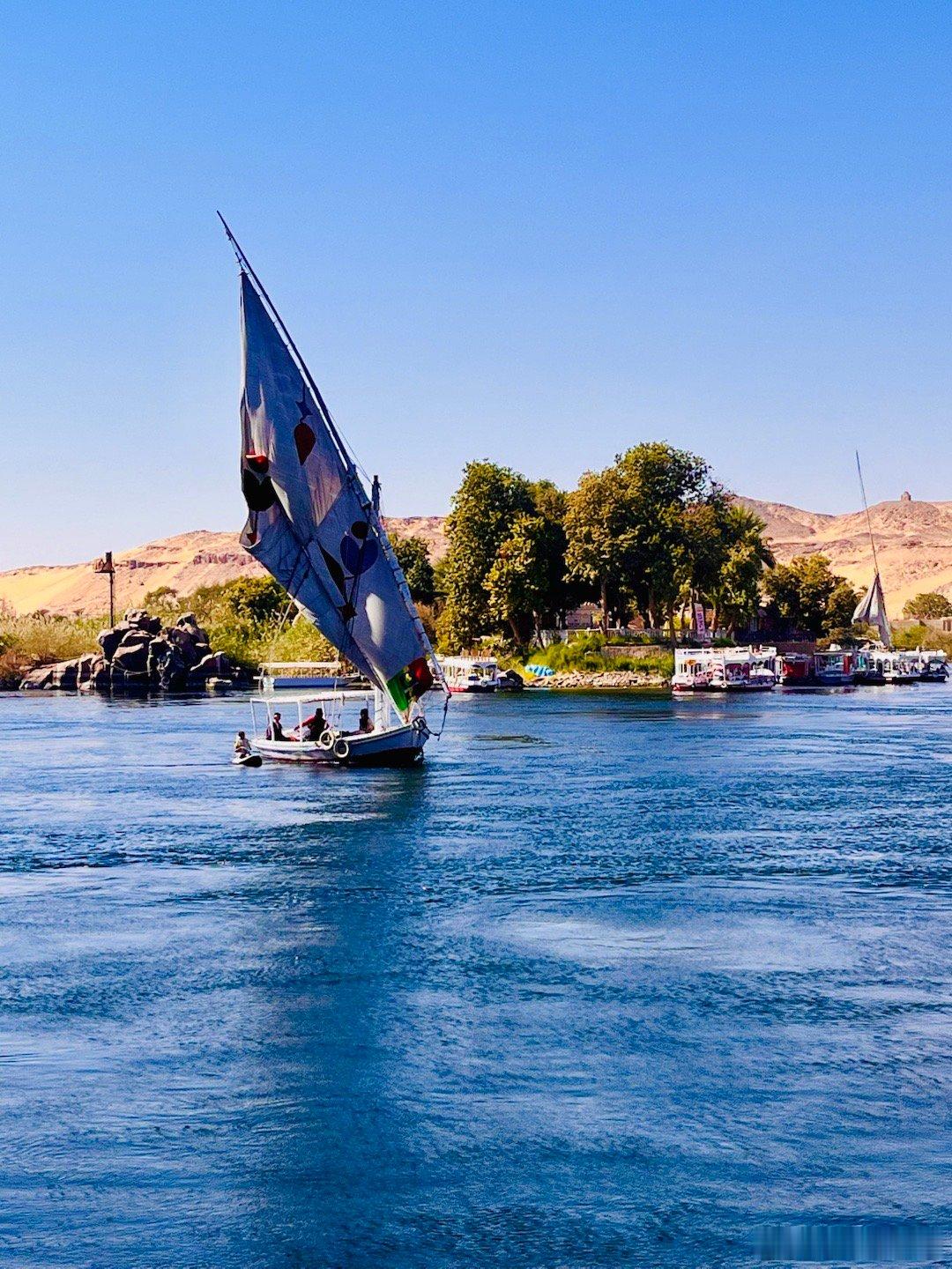 一个小心得：去一处旅行时，用力听那里特色的音乐，狠命吃那里特色的饮食，放开闻那里