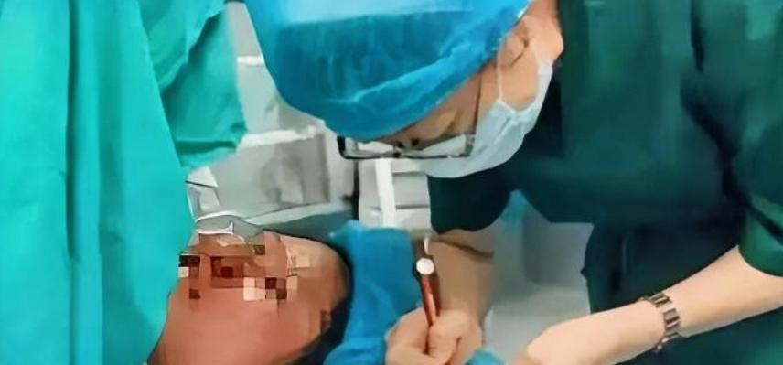 产房里，医生刚要为难产的产妇实施手术，一把掀开衣服，所有人瞬间红了眼眶。
202